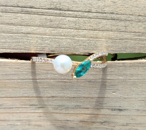 Natural emerald and diamond ring 14k yellow gold