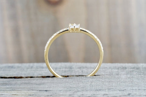 14kt Yellow Gold Round Brilliant And Baguette Cut Diamond Ring